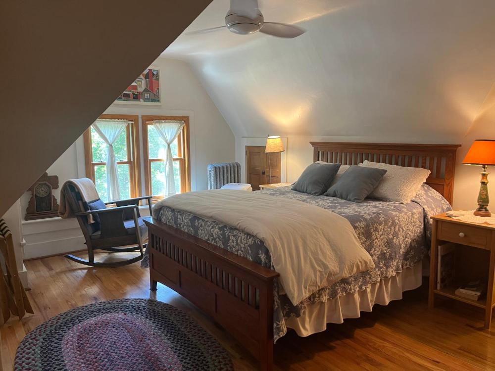 Deluxe Queen Room interior