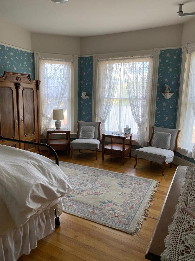 Deluxe King Suite interior